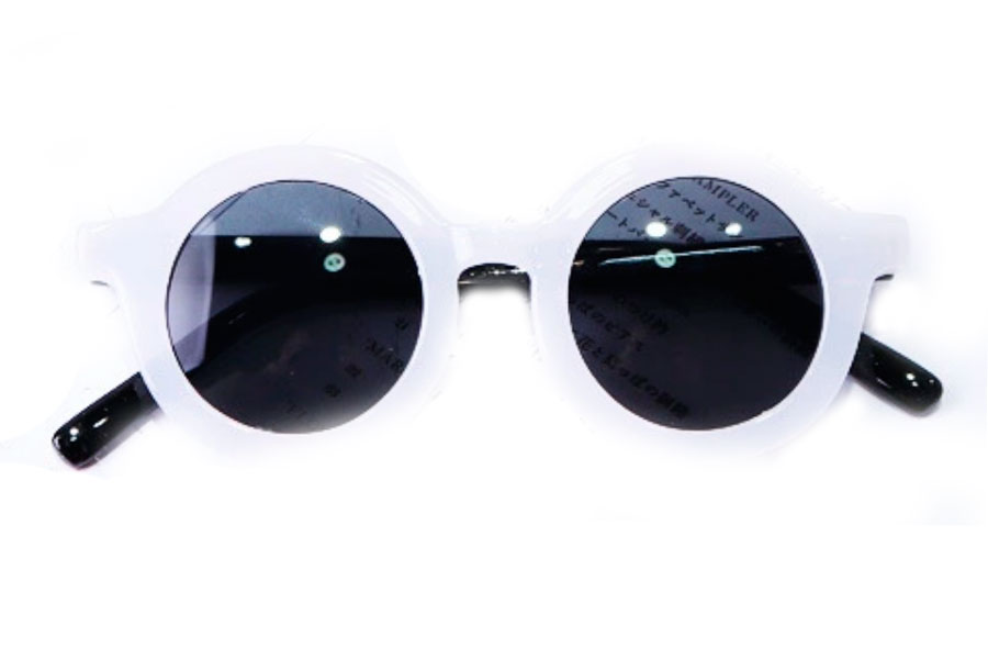 BØRNE solbrille i smart og moderigtigt design.