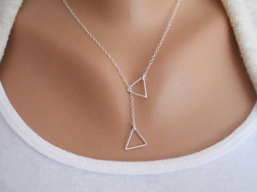 Sølvfarvet halskæde i minimalistisk design med trekanter