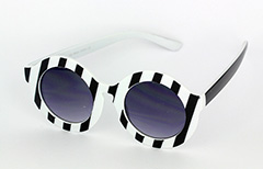 Fræk solbrille i stort sort/hvid stribet design