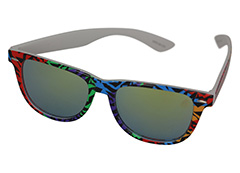 Wayfarer solbrille med spejlglas i multifarvet dyreprint.