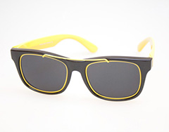 Sort wayfarer agtig solbrille med gul metal bøjle og gule stænger