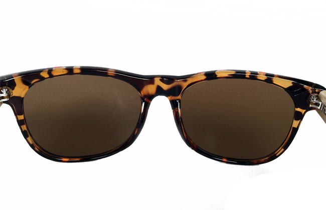 Træ / bambus solbrille i wayfarer look - accessories.dk - billede 2