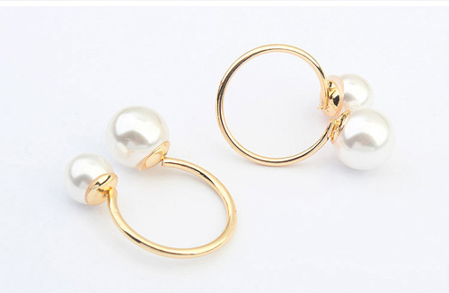 Guldfarvet ring med perlemor kugler - accessories.dk - billede 2