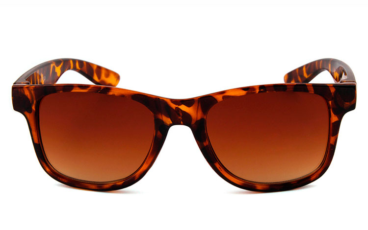 BØRNE solbrille i brunt wayfarer design - accessories.dk - billede 2