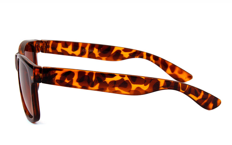 BØRNE solbrille i brunt wayfarer design - accessories.dk - billede 3