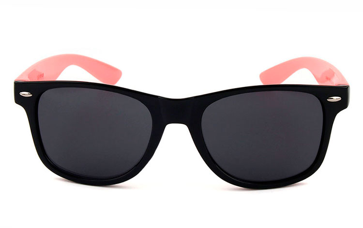 Wayfarer solbrille med sort front og babylyserÃ¸de stÃ¦nger - accessories.dk - billede 2
