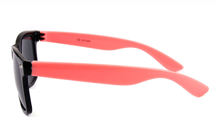 Wayfarer solbrille med sort front og babylyserÃ¸de stÃ¦nger - accessories.dk - billede 3