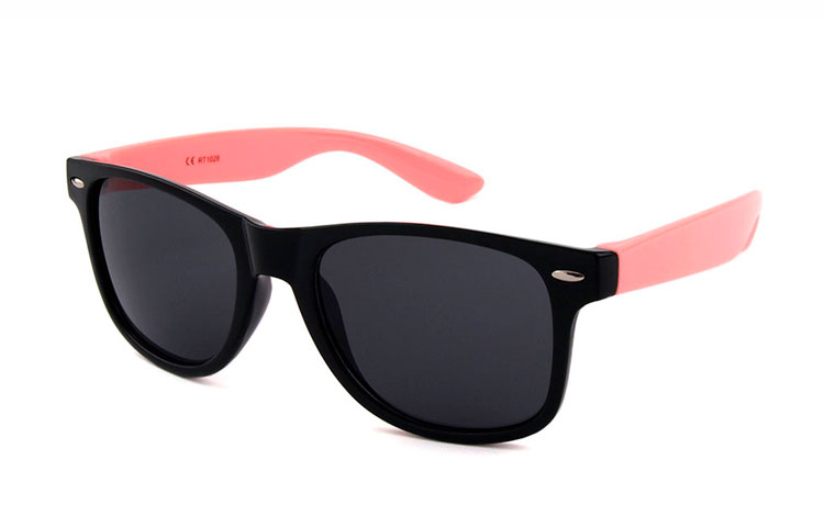 Wayfarer solbrille med sort front og babylyserÃ¸de stÃ¦nger
