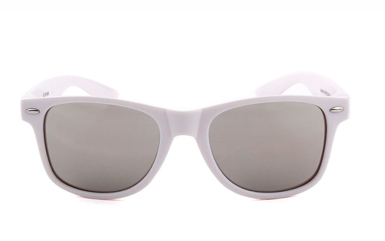Hvid wayfarer solbrille med sÃ¸lvfarvet spejlglas - accessories.dk - billede 2
