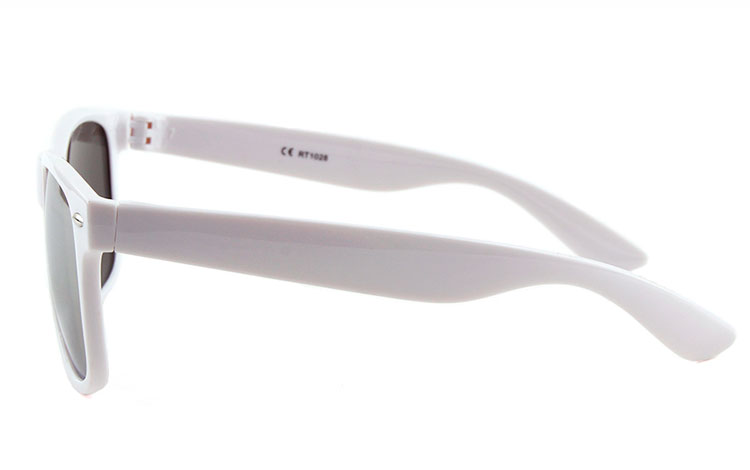 Hvid wayfarer solbrille med sÃ¸lvfarvet spejlglas - accessories.dk - billede 3