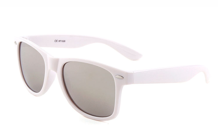 Hvid wayfarer solbrille med sÃ¸lvfarvet spejlglas