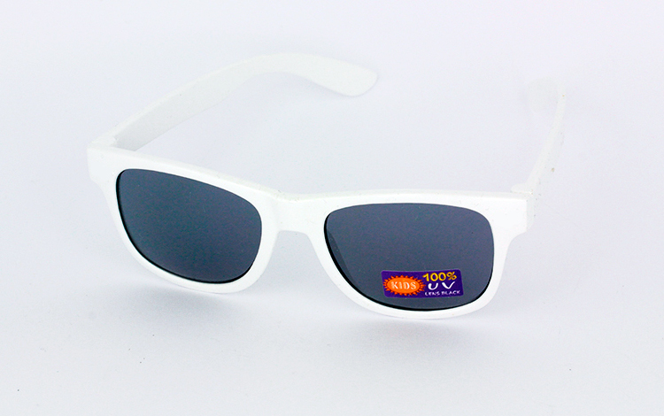 BÃ˜RNE solbrille i hvidt wayfarer stel.