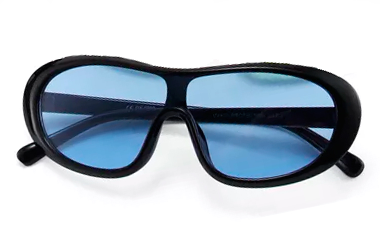 FrÃ¦k retro inspireret modesolbrille med Ã©t glas med blÃ¥ glas.