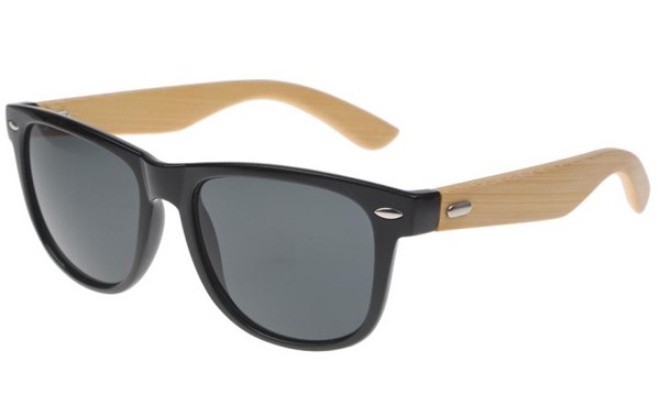 TrÃ¦ solbrille i det bedst sÃ¦lgende wayfarer design.