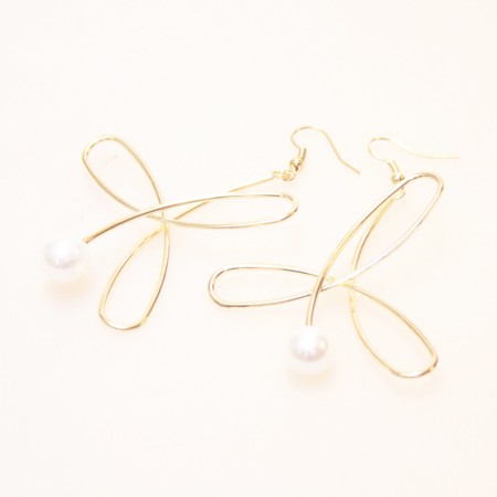 Ã˜rering i let design med perle