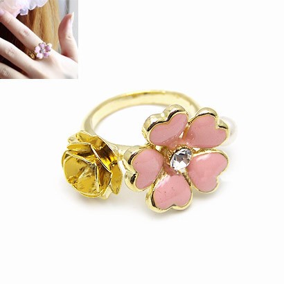 Feminin blomsterring