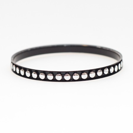 ArmbÃ¥nd  i sort med sÃ¸lvfarvet runde nitter. Dia:6,5