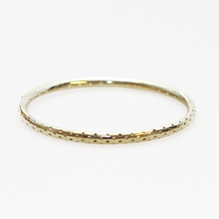 Guldfarvet armbÃ¥nd med huldesign. Dia: 7cm.
