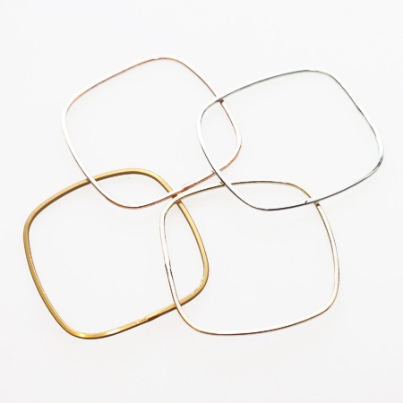 ArmbÃ¥nd i firkantet design. Dia: 6,1cm. -Flere farver