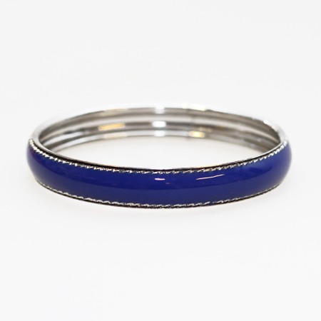 SÃ¸lvfarvet armbÃ¥nd med flot blÃ¥ farve. Dia: 7,1cm.