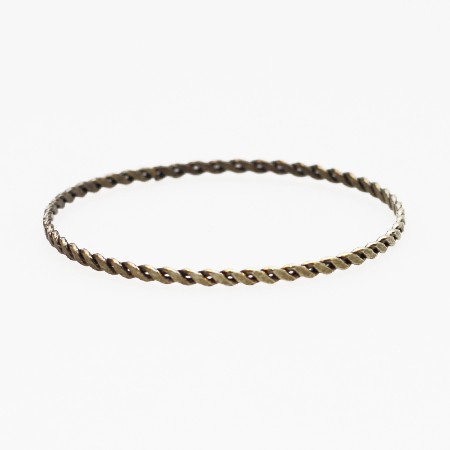 Metal armbÃ¥nd i flat fletmÃ¸nster.  Dia: 6,7cm.