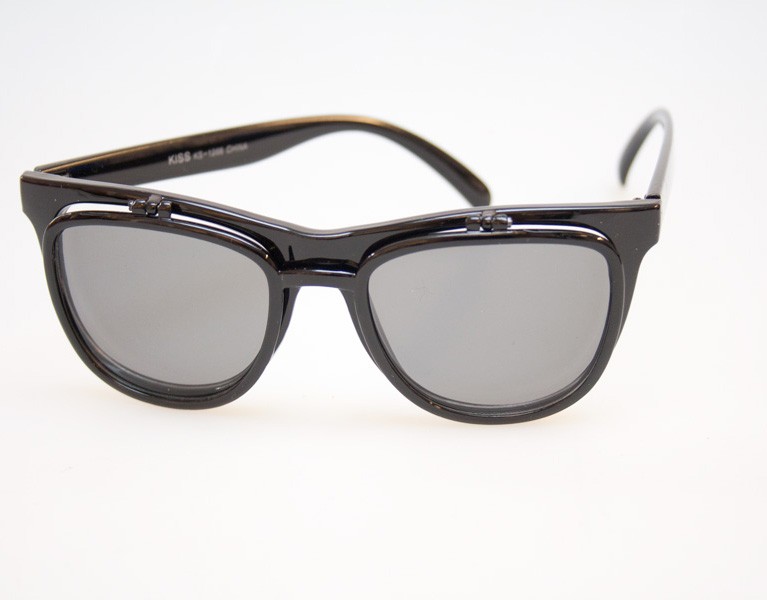 Sort / solbrille med klap-op wayfarer look.