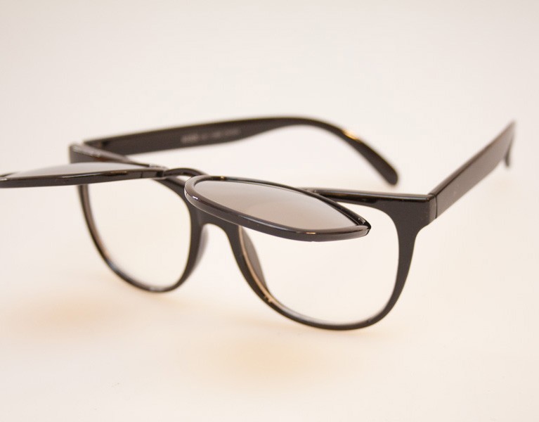 Sort brille / solbrille med klap-op i wayfarer look med glas