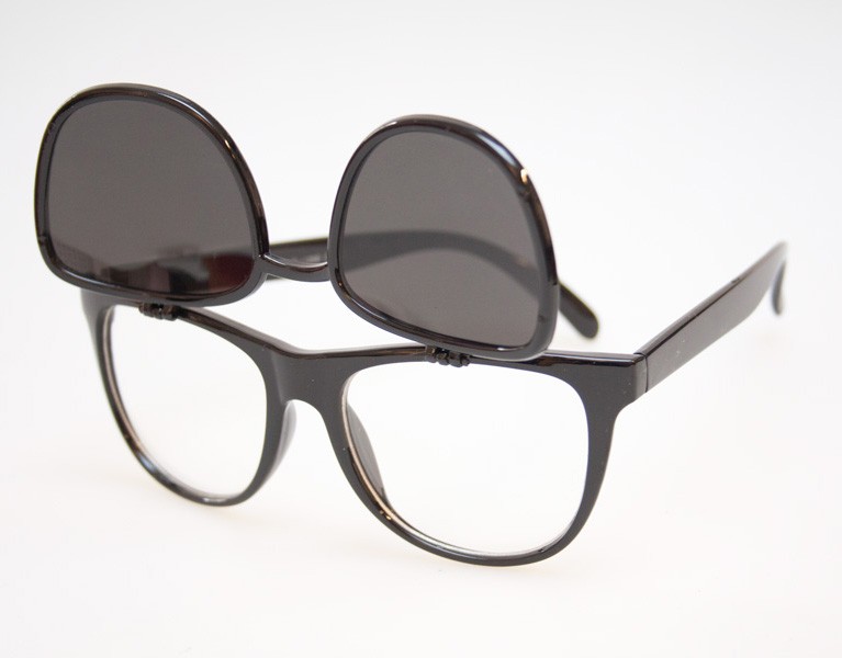 Sort brille / solbrille med klap-op i wayfarer look med glas