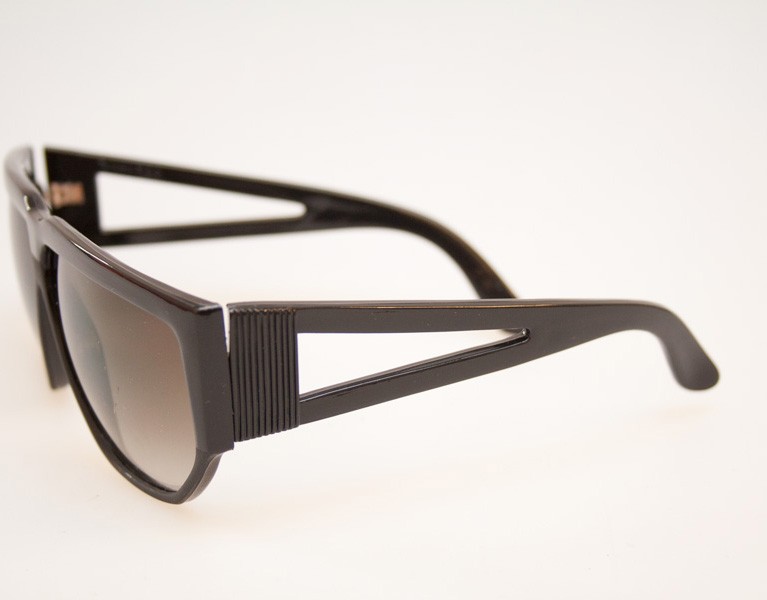 Sort solbrille i kantet design - accessories.dk - billede 2