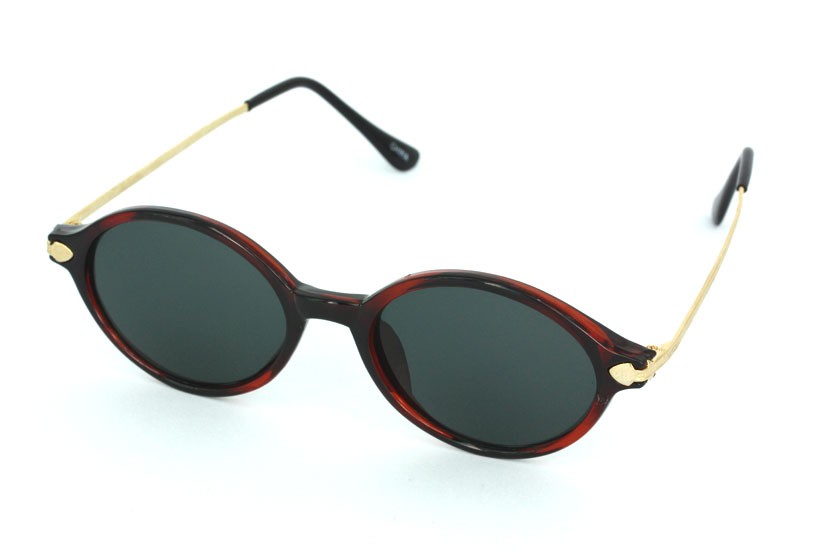 Moderigtig solbrille i ovalt design, rÃ¸dbrun.