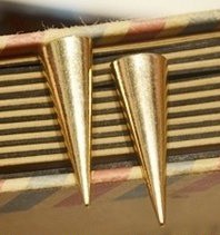 Nitte Ã¸restikker i guld farvet design.