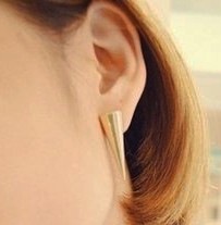Nitte Ã¸restikker i guld farvet design. - accessories.dk - billede 2