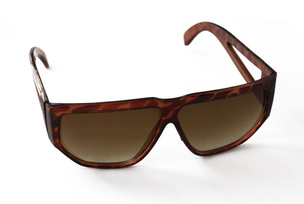 Kantet solbrille i skildpadde brun. 