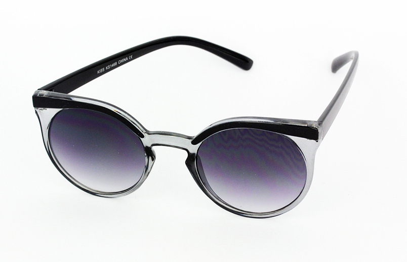 Smokey rund solbrille med sort kant.