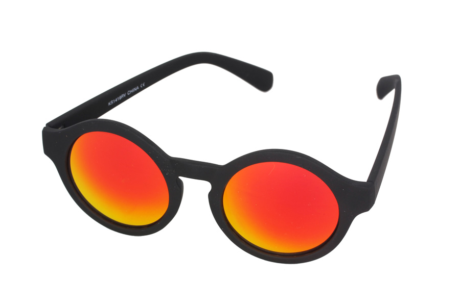 Mat sort solbrille med spejlglas i rÃ¸dlige nuancer.