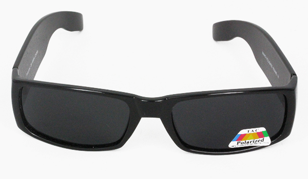 Sort polaroid solbrille i enkelt rÃ¥t look
