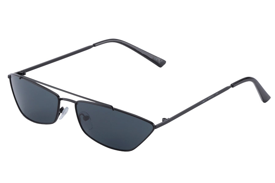 LÃ¦kker cateye solbrille i smalt sort metalstel med mÃ¸rke linser.