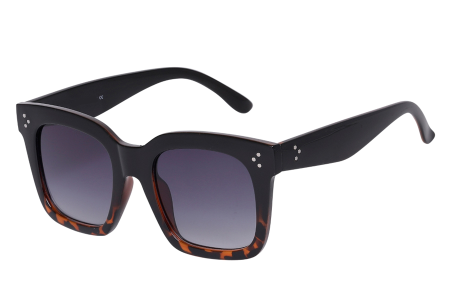 Feminin solbrille i kraftigt firkantet design
