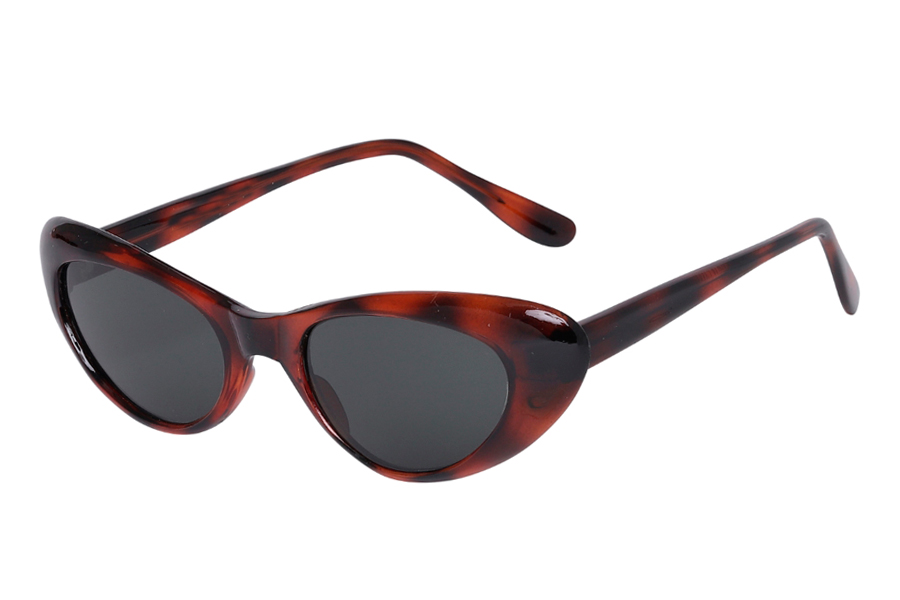 Cateye solbrille i feminin design med blÃ¸de kanter.