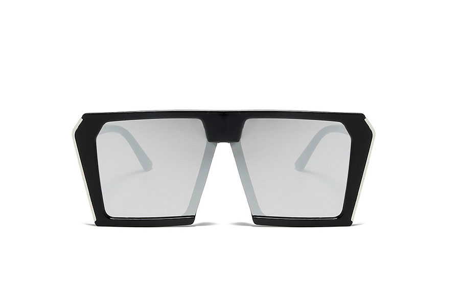 Stor sort solbrille i kantet design med fede sÃ¸lv detaljer. - accessories.dk - billede 2