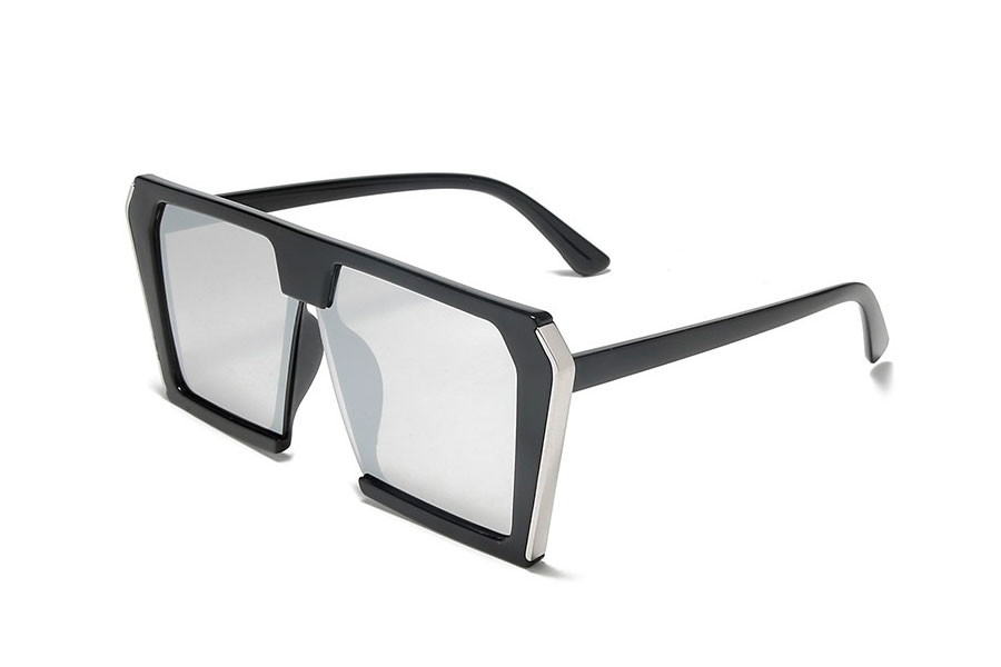 Stor sort solbrille i kantet design med fede sÃ¸lv detaljer.