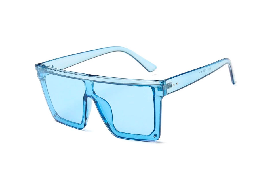 LyseblÃ¥ transparent solbrille i kantet design med lyseblÃ¥ glasLyseblÃ¥ transparent solbrille i kantet design med lyseblÃ¥ glas