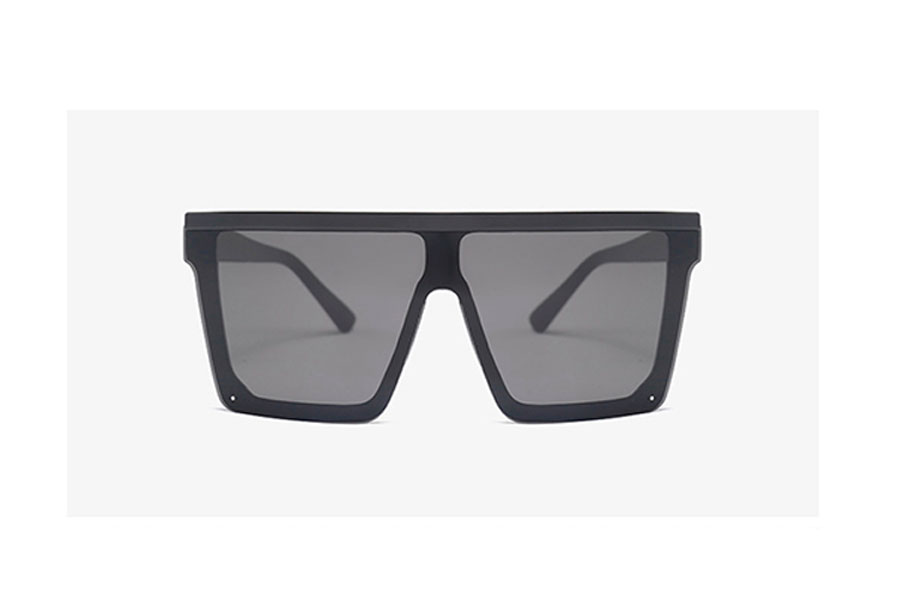 Sort solbrille i kantet design  - accessories.dk - billede 2