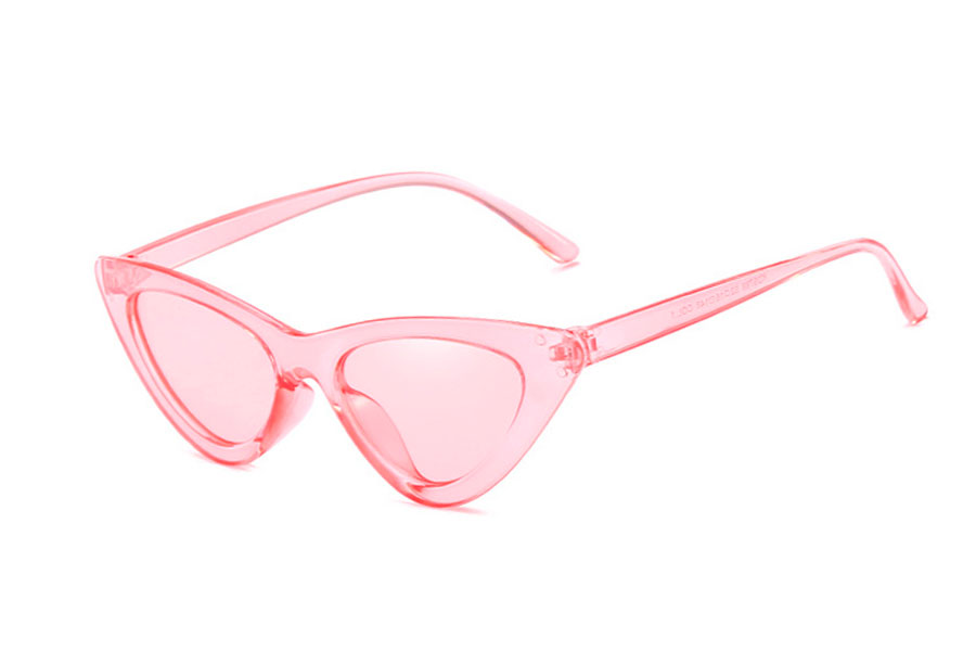 Soft lyserÃ¸d solbrille i det kantede Cat Eye design