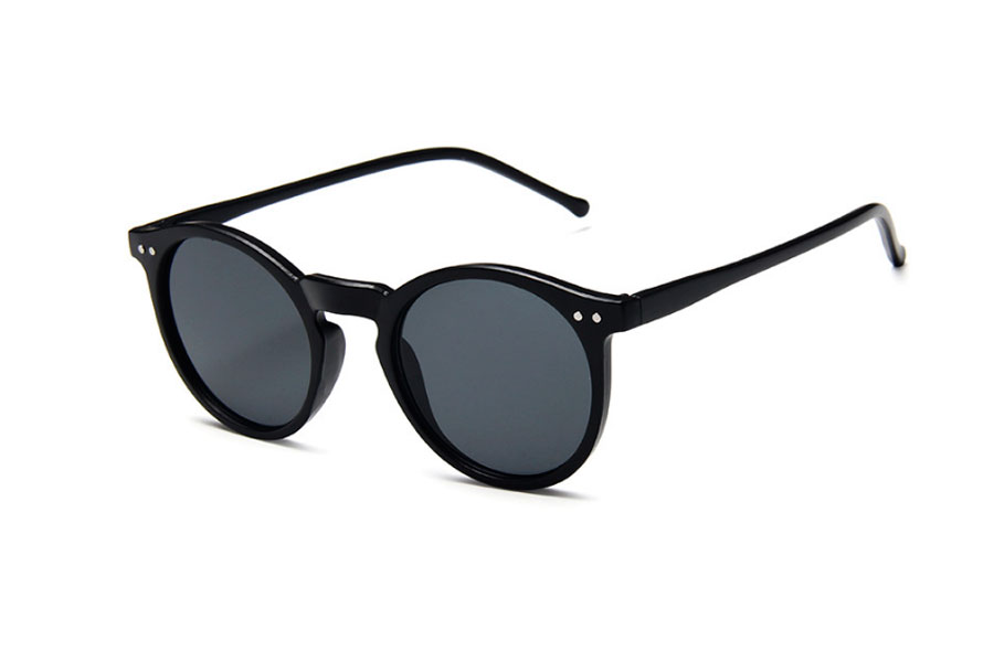 Rund solbrille i mat sort stel med mÃ¸rke grÃ¥-sorte glas.