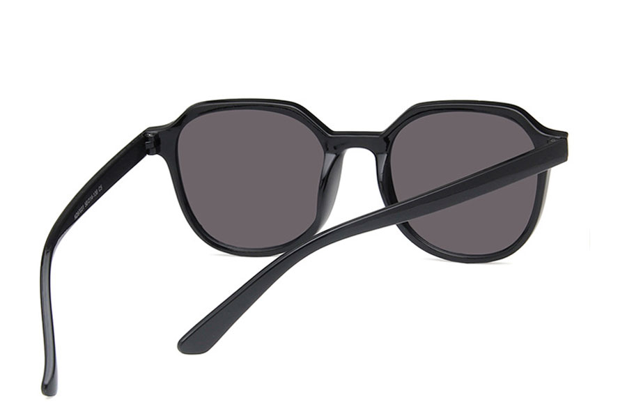 Dame solbrille i blank sort stel med grÃ¥-sorte glas. - accessories.dk - billede 3