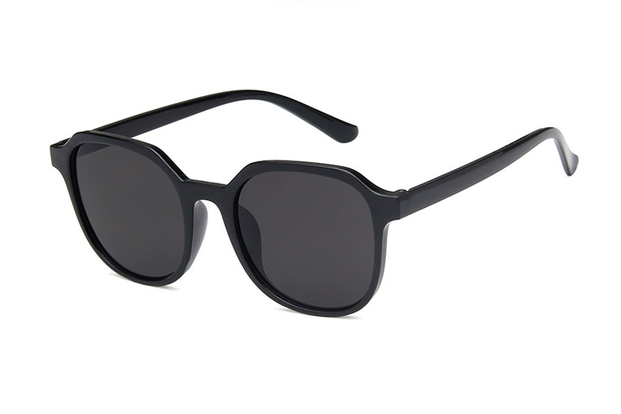 Dame solbrille i blank sort stel med grÃ¥-sorte glas.