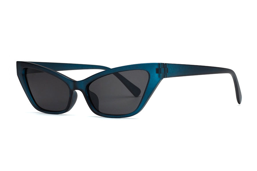 Smal kantet cateye solbrille i blÃ¥t mat halvtransparent design
