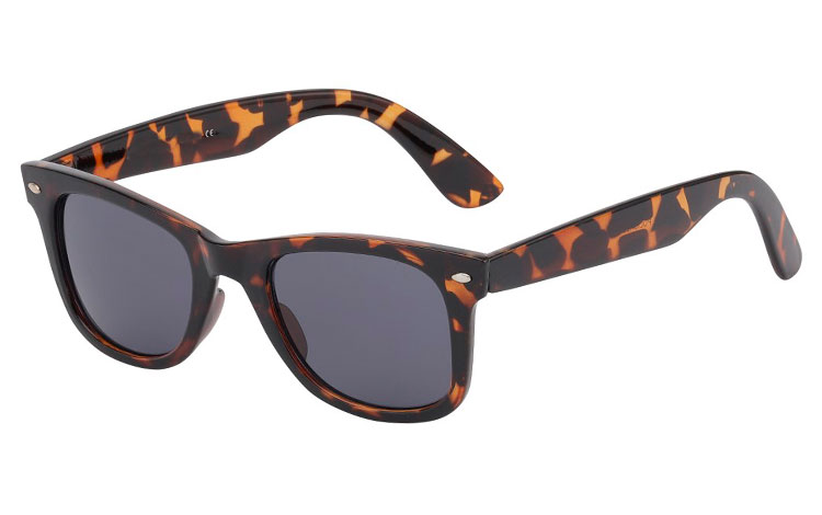 Brun wayfarer solbrille med mÃ¸rkt glas
