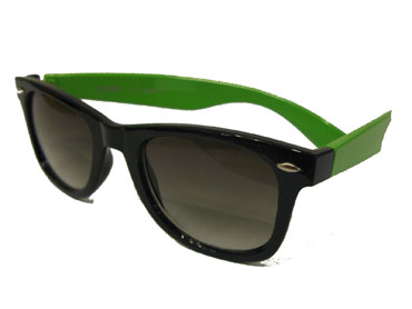 Wayfarer model i sort med grÃ¸nne stÃ¦nger
